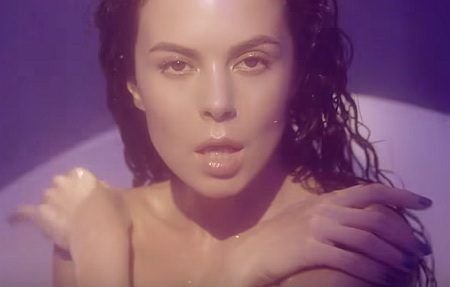 fbb8983 clipboard03 гола Настя каменських у ванні