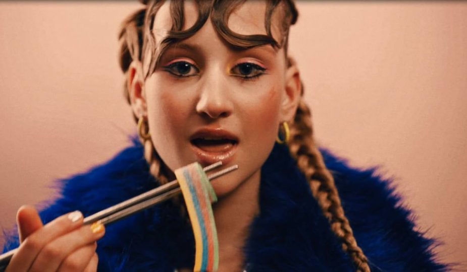 Юна співачка AYA презентувала трек у стилі "Євробачення" 1 співачка AYA презентувала трек у стилі “Євробачення”