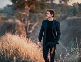 Влад Ситник презентує авторську композицію в стилі кросовер “In Love We Rise”