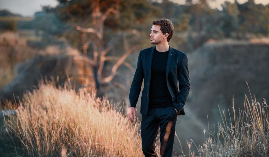 Влад Ситник презентує авторську композицію в стилі кросовер “In Love We Rise”