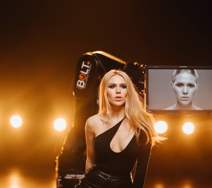 Кліп «Полум'я»: яскравий дебют співачки XENIIA в українській поп-рок музиці 1 Полум'я співачка XENIIA