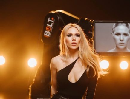 Кліп «Полум'я»: яскравий дебют співачки XENIIA в українській поп-рок музиці 2 Полум'я співачка XENIIA