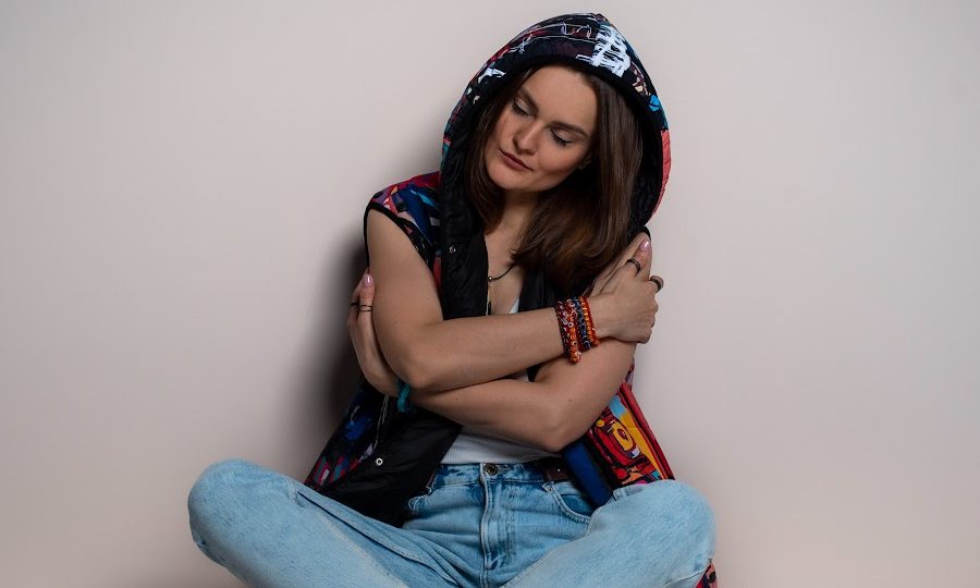 Переплетені – співачка ANNAKA