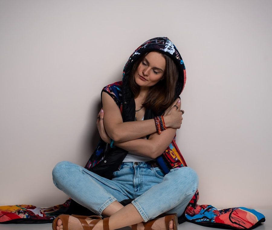 Переплетені – співачка ANNAKA