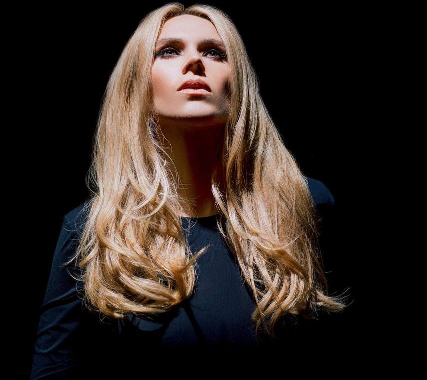 Співачка XENIIA