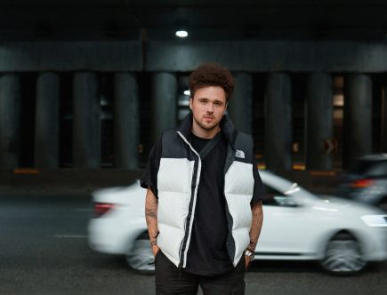 Маріупольський виконавець Requitir презентує трек «Крізь мене» 4 Requitir презентує трек «Крізь мене»