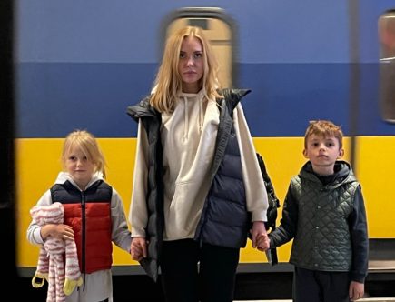 Слава Камінська випустила кліп на українськомовний трек "Додому", де знялися її діти 3 Слава Камінська випустила кліп на українськомовний трек “Додому