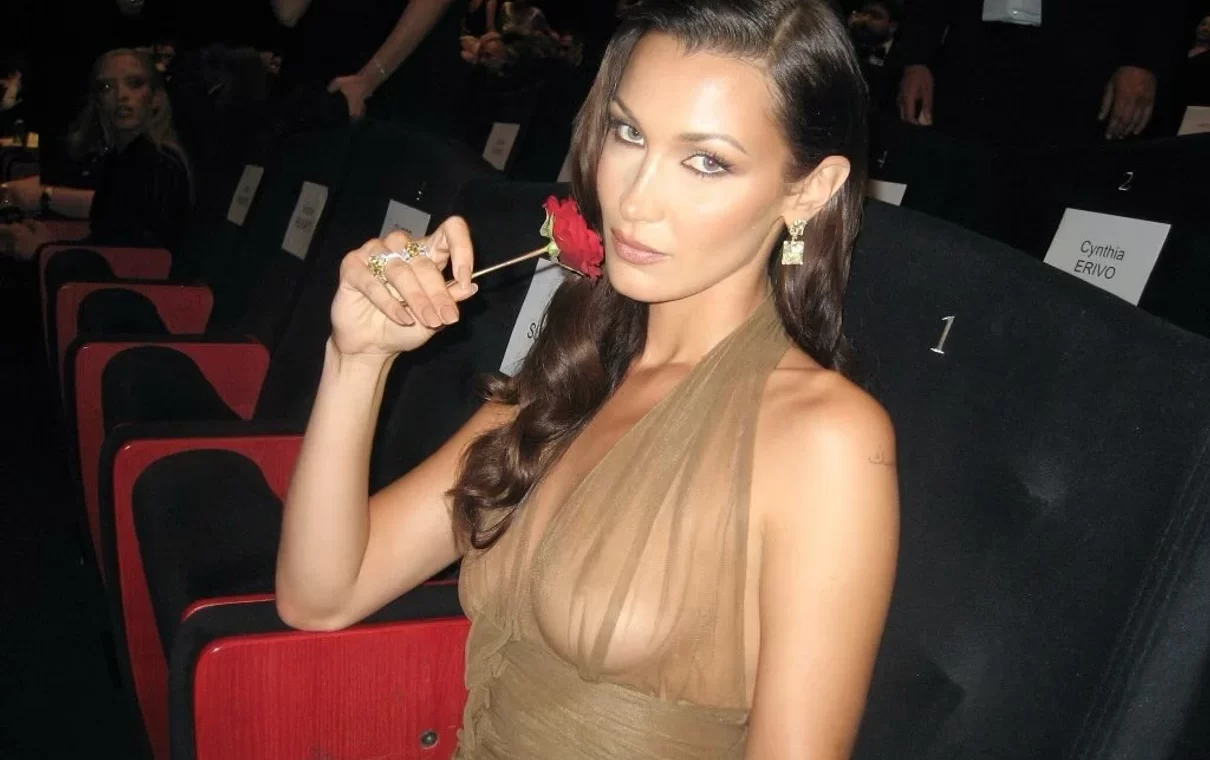 Белла Хадід топлес голі груди.jpg