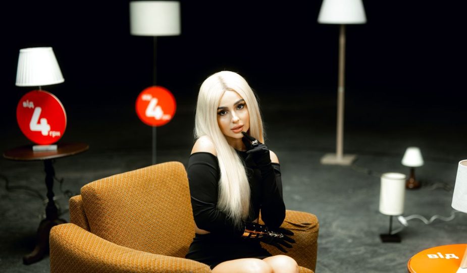 "Який ти козак": Позитив та Аня Трінчер презентували кліп на свій вірусний трек 1 Який ти козак Позитив та Аня Тринчер презентували кліп на свій вірусний трек