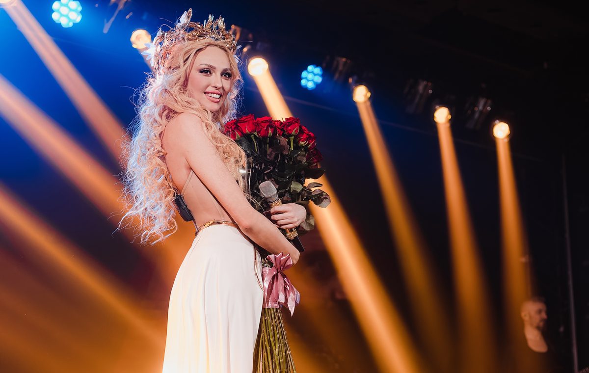 Оля Полякова презентувала новорічний хіт “Чарівні Очі” 2