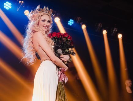 Оля Полякова презентувала новорічний хіт “Чарівні Очі” 2