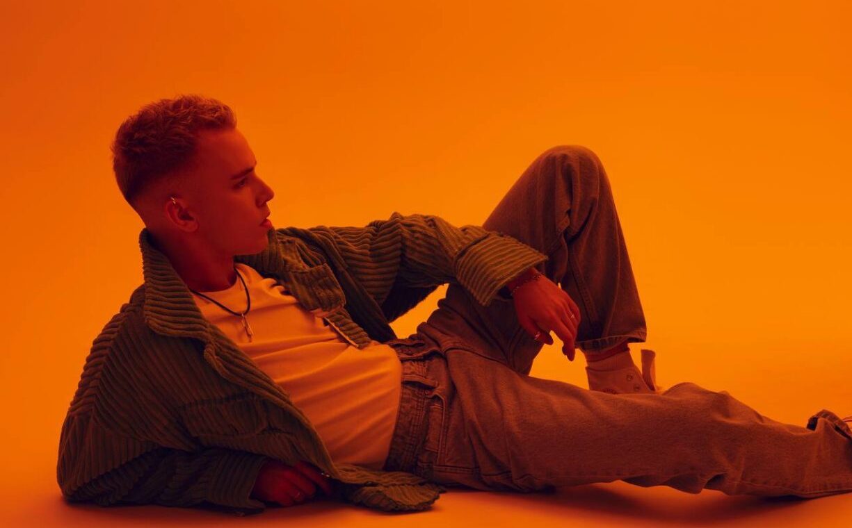 Український співак YOGEN зачарував українців своїм кліпом на трек «5 хвилин»