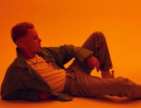 Український співак YOGEN зачарував українців своїм кліпом на трек «5 хвилин»