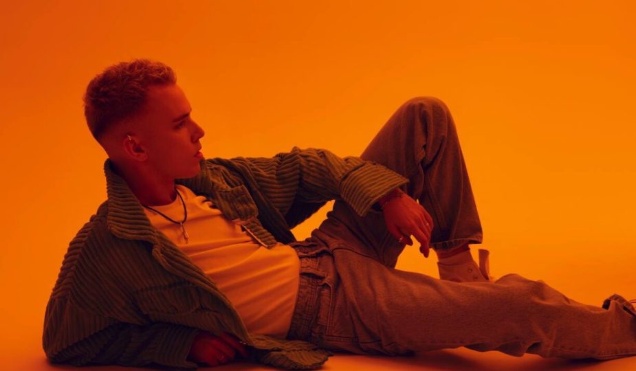 Український співак YOGEN зачарував українців своїм кліпом на трек «5 хвилин»