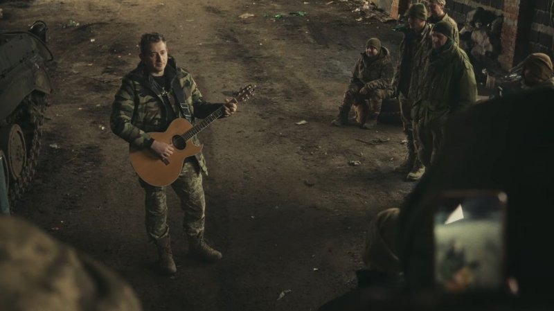 "Додому" - нова пісня Колі Серги, написана експромтом разом із українськими військовими 1 Додому” – нова пісня Колі Серги