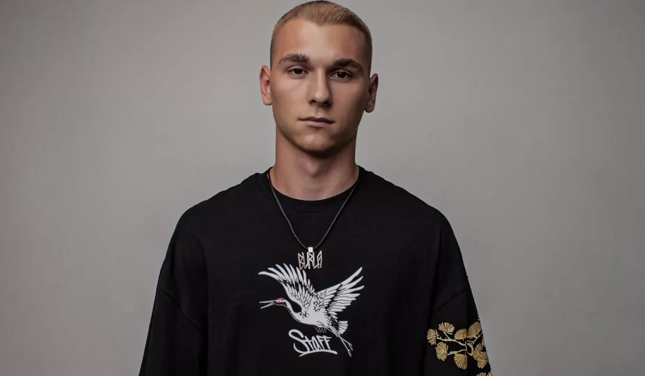 BURLA зайнявся «мутними справами», щоб допомогти Україні в умовах війни: прем'єра нового кліпу 1 BURLA представив авантюрний трек «Мутки».