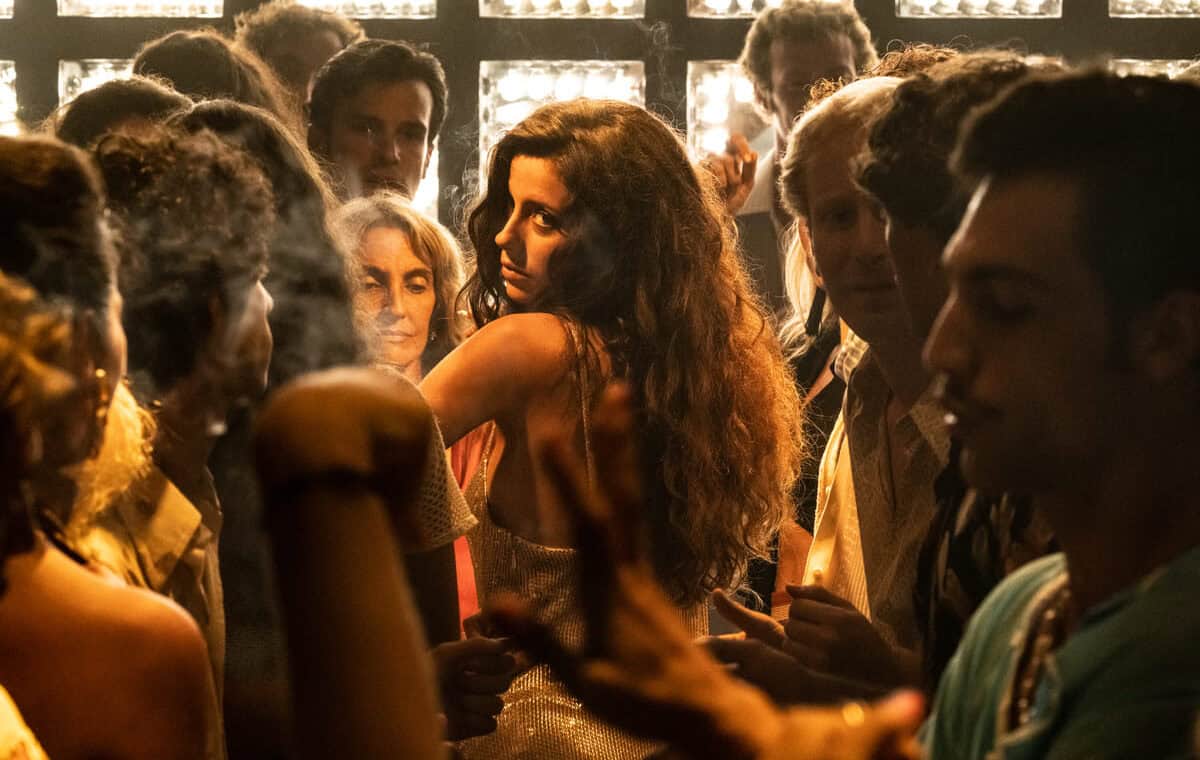 parthenope di paolo sorrentino celeste dalla porta in una scena del film 1 foto di gianni fiorito