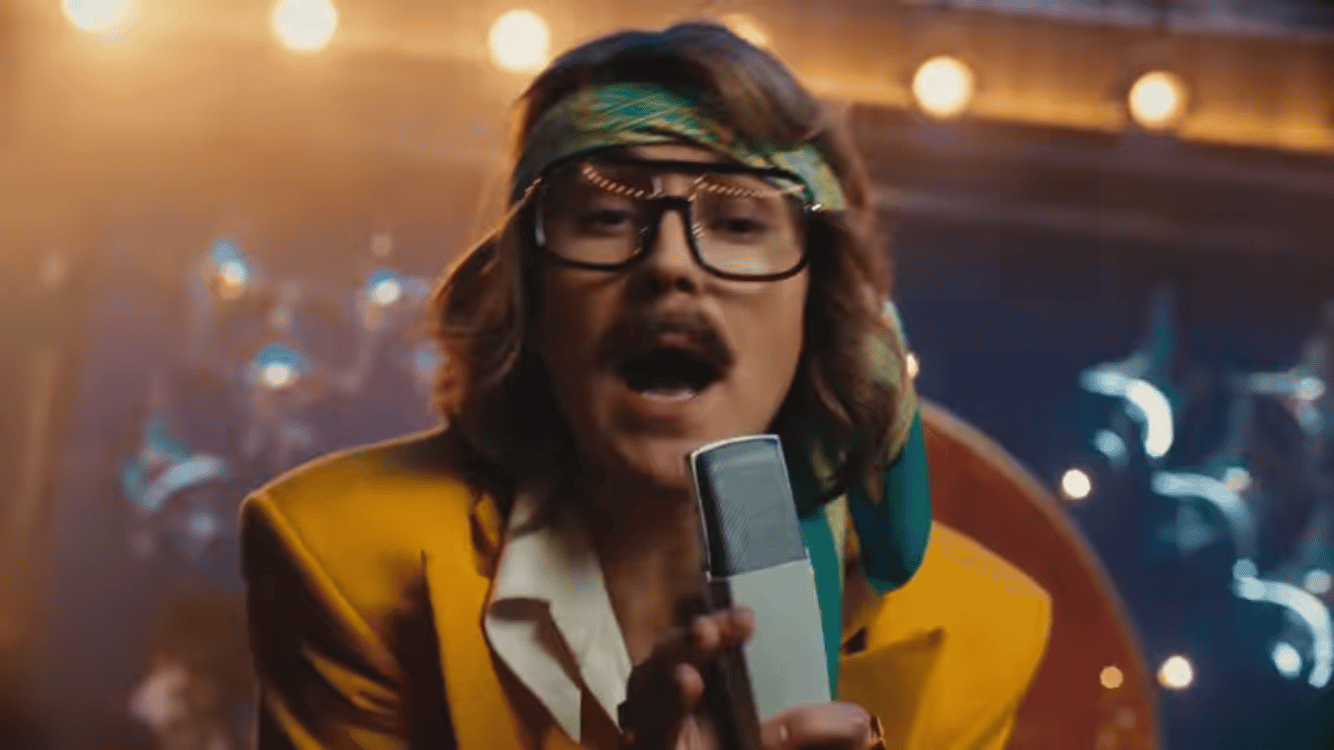 Підманула: Артем Пивоваров та Kalush Orchestra презентували крутий сучасний кавер 1 Фото Артема Півоварова з кліпу Підманула.