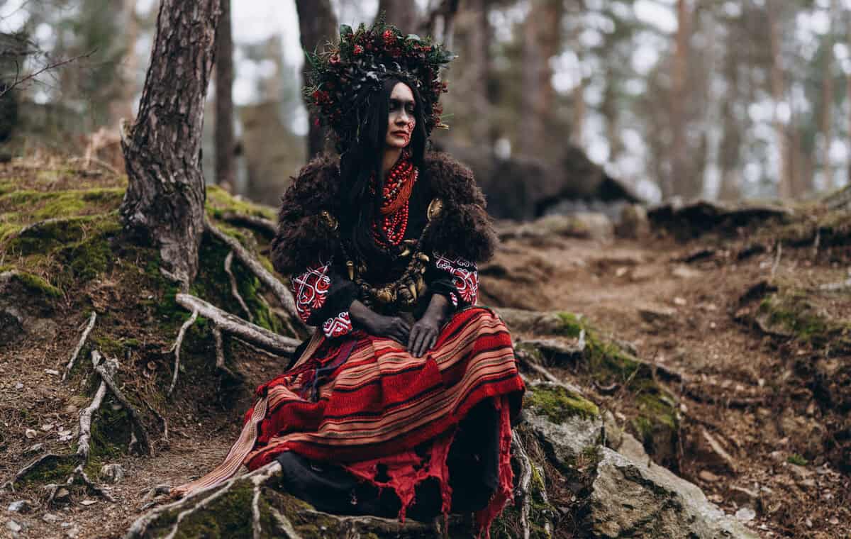 Фото Dina O’NAIR, українська жінка в етнічному стилі.