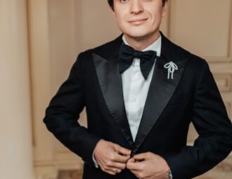 У якому віці Анатолій Анатоліч став чоловіком? 1 anatolij anatolich . 2