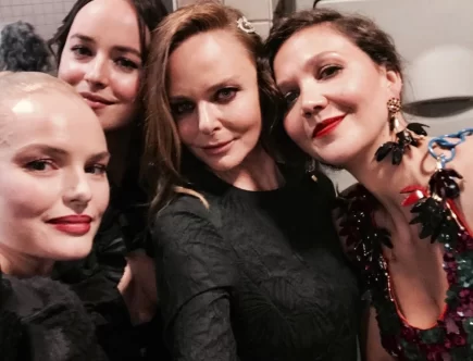 useredini met gala shho vidbuvayetsja na bali institutu kostjuma poza chervonim hidnikom fef8c34