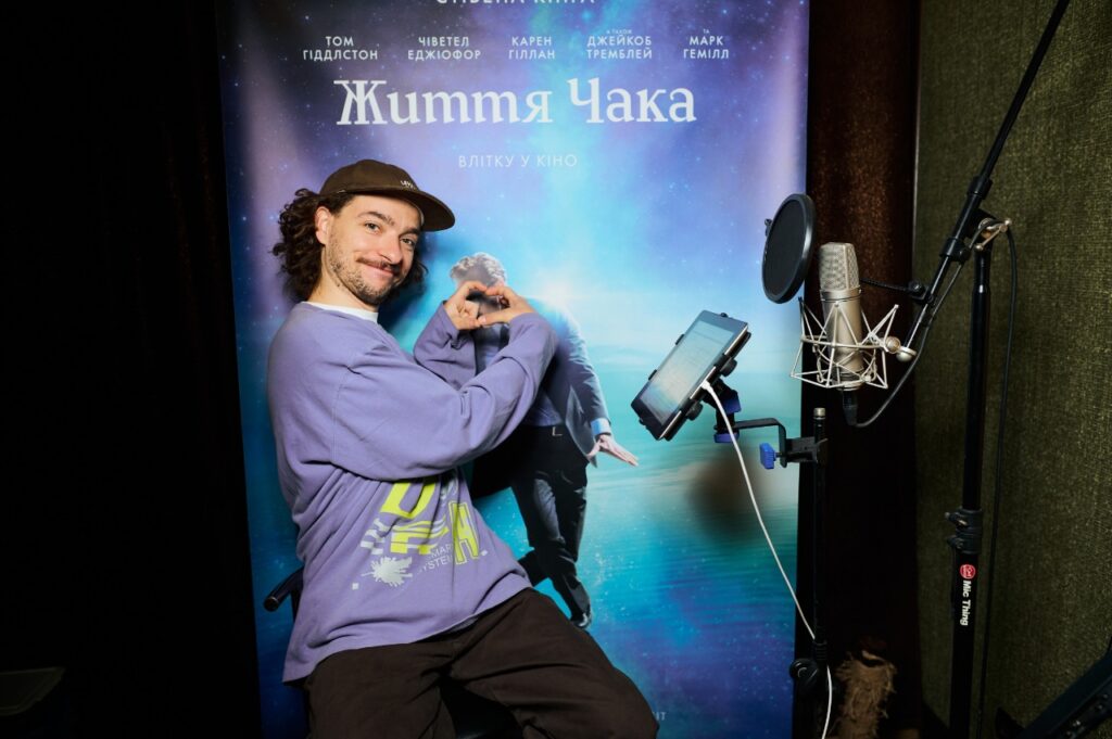 Василь Байдак озвучив юного Чака Кранца у фільмі “Життя Чака” за Стівеном Кінгом 2 Василь Байдак в роботі над дубляжем стрічки Життя Чака