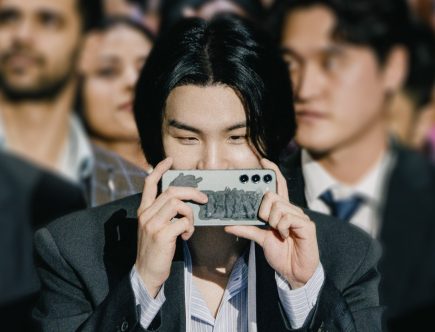 Звезда K-POP солист группы BTS появился с модным смартфоном Galaxy Z Fold5 9 BTS’ Suga at Samsung r Z Fold5