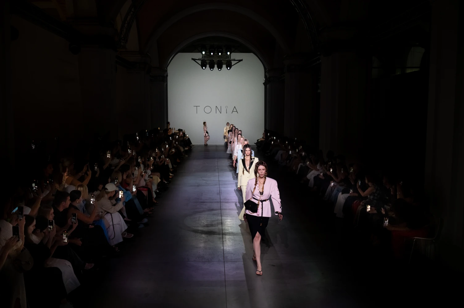 Третій день Ukrainian Fashion Week: культура, традиції та сміливі формати 15 golovni kolekciyi ta prezentaciyi tretogo dnja ukrainian fashion week ss26 90ef1d7