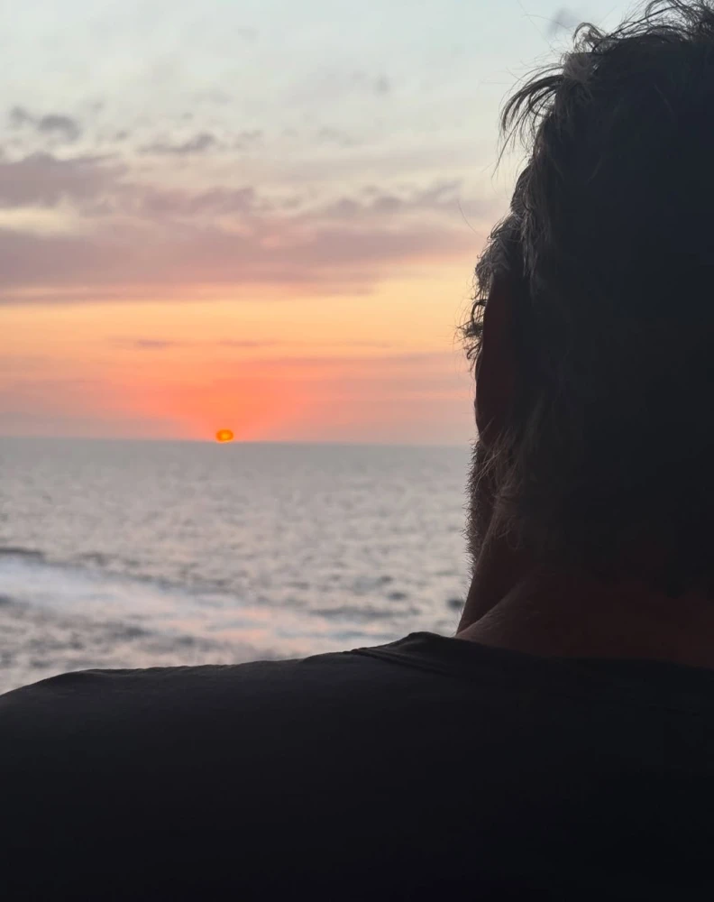 Дженніфер Еністон підтвердила роман із новим бойфрендом Джимом Кертісом 2 its official dzhennifer eniston podililasja pershim foto svogo novogo bojfrenda a649c27