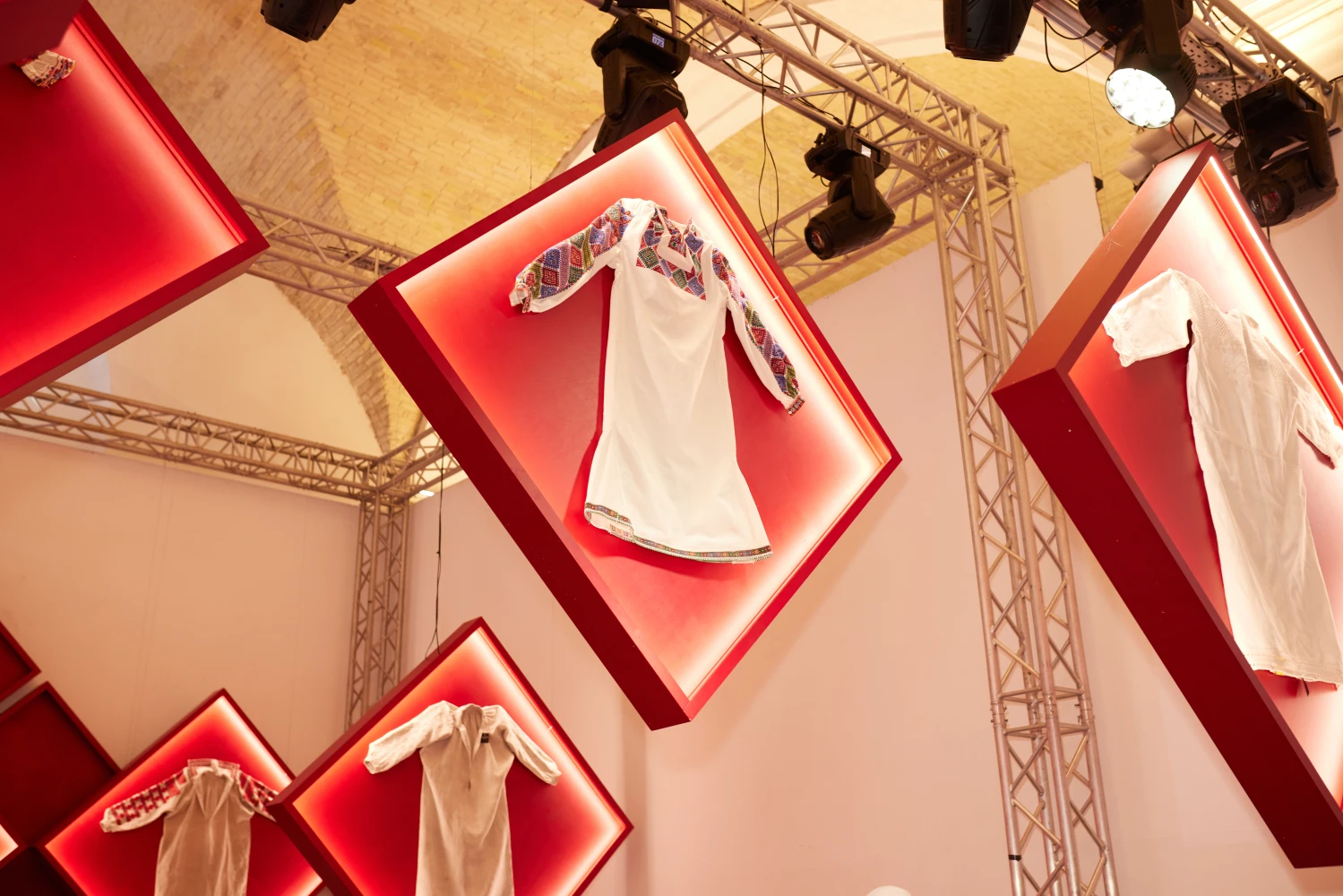 Другий день Ukrainian Fashion Week SS’26: сучасна мода та традиції 30 najcikavishi kolekciyi ta prezentaciyi drugogo dnja ukrainian fashion week ss26 8621189