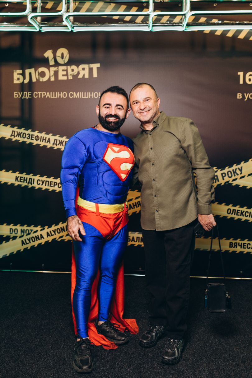 strashno veselo i provokativno u stolici vidbuvsja peredpokaz chornoyi komediyi 10 blogerjat 72339e5