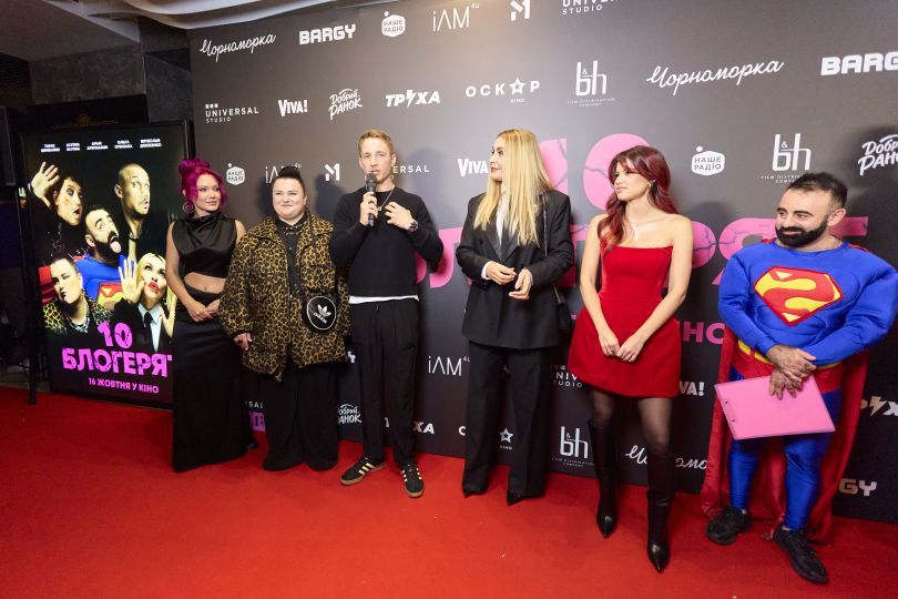 strashno veselo i provokativno u stolici vidbuvsja peredpokaz chornoyi komediyi 10 blogerjat ab823f7