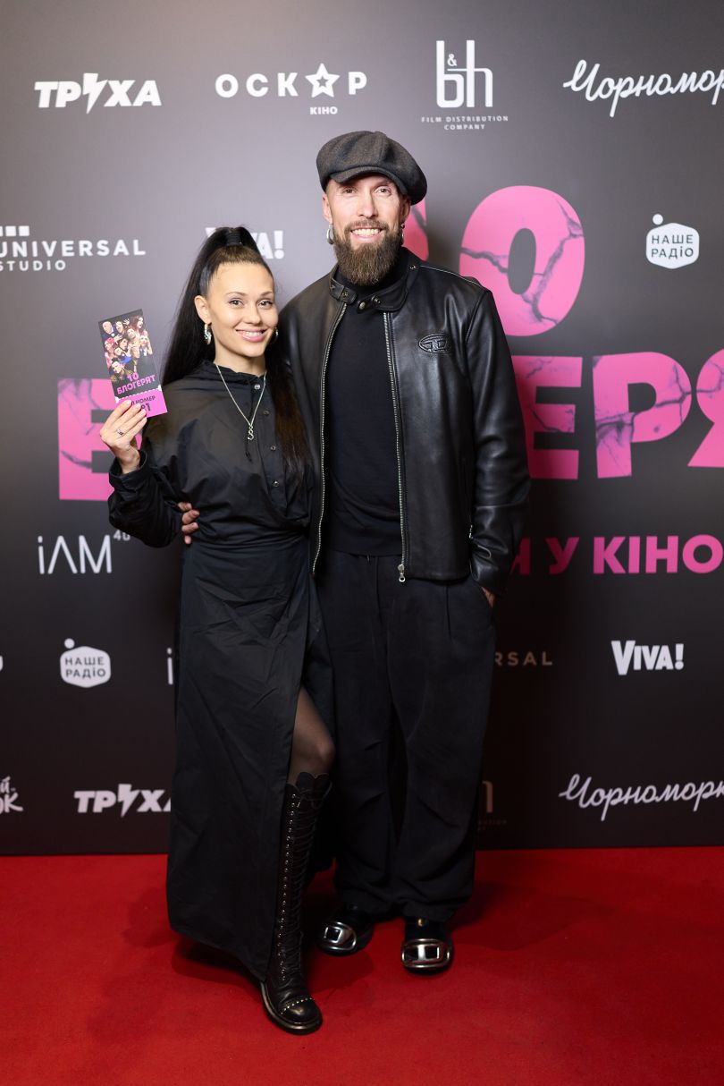 strashno veselo i provokativno u stolici vidbuvsja peredpokaz chornoyi komediyi 10 blogerjat d90a9b7