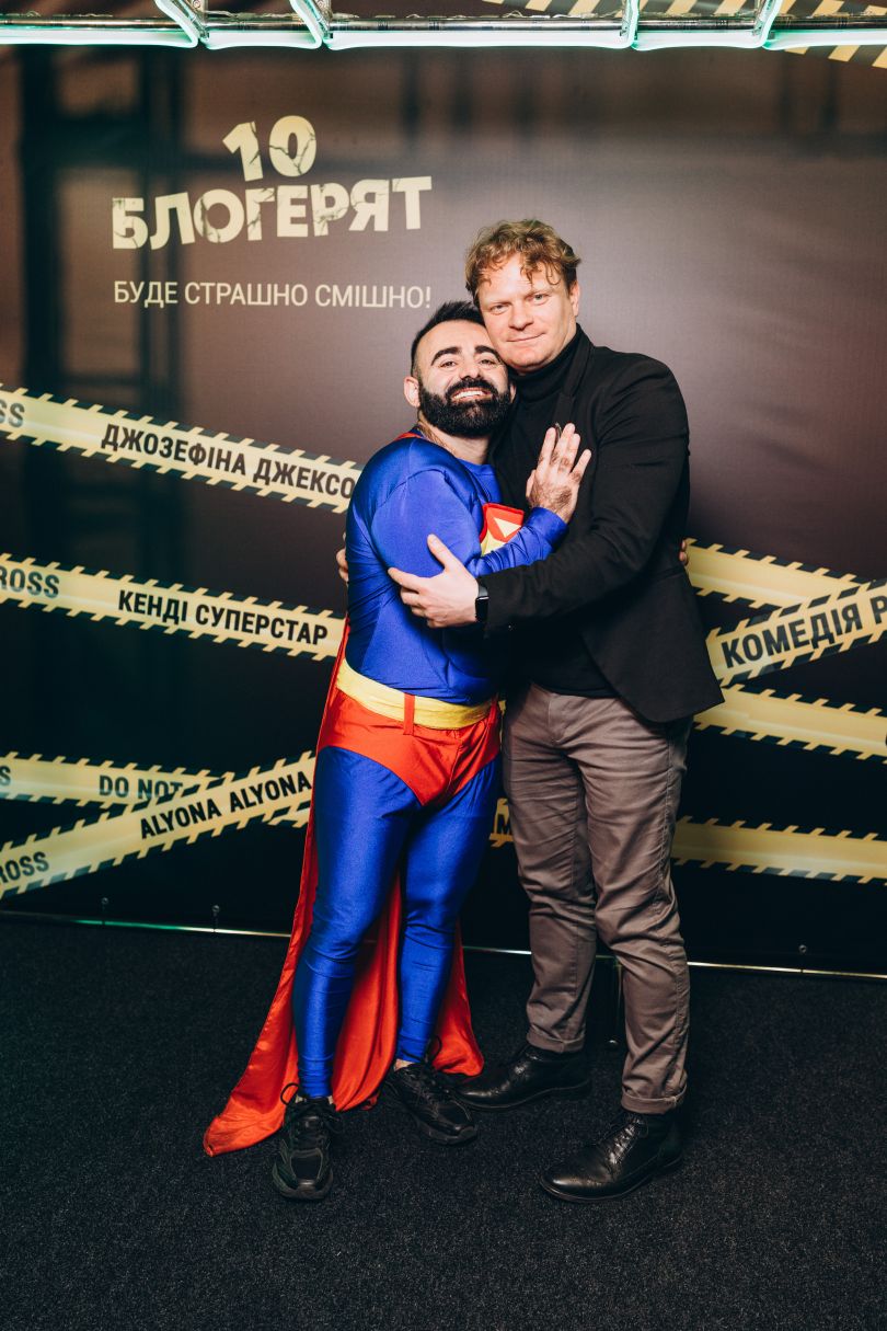 strashno veselo i provokativno u stolici vidbuvsja peredpokaz chornoyi komediyi 10 blogerjat f6fe278