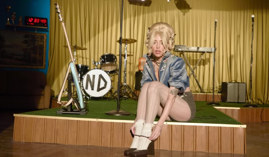 dorofeeva prezentuye muzichnij reliz japonija u klipi obraz suchasnoyi mariyi antuanetti j estetika 80 h ad49118.webp