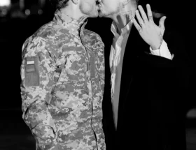 ljubov ne pitaye dozvolu meacutelovin ogolosiv pro zaruchini zi svoyim bojfrendom 7acbb14.webp