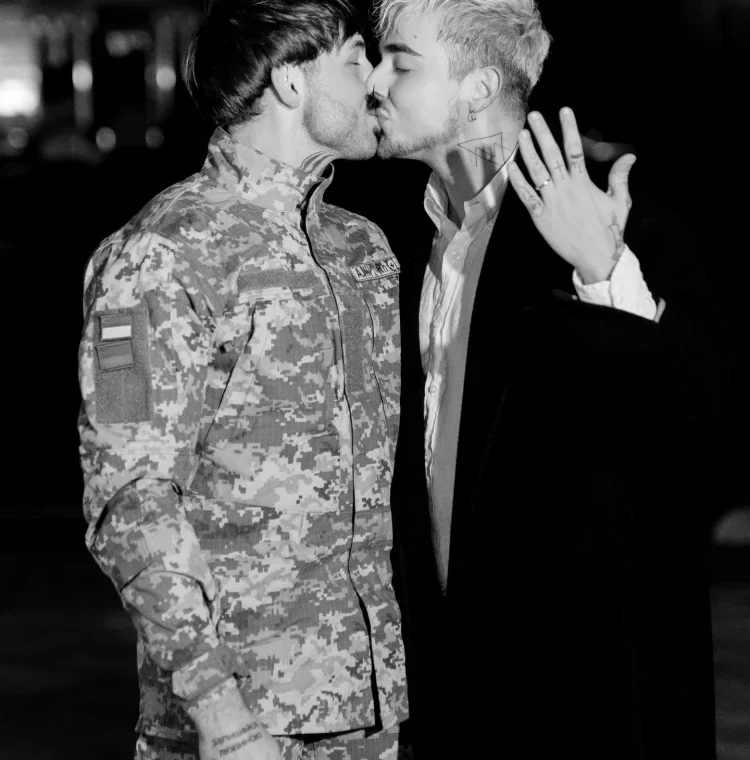 ljubov ne pitaye dozvolu meacutelovin ogolosiv pro zaruchini zi svoyim bojfrendom 7acbb14.webp