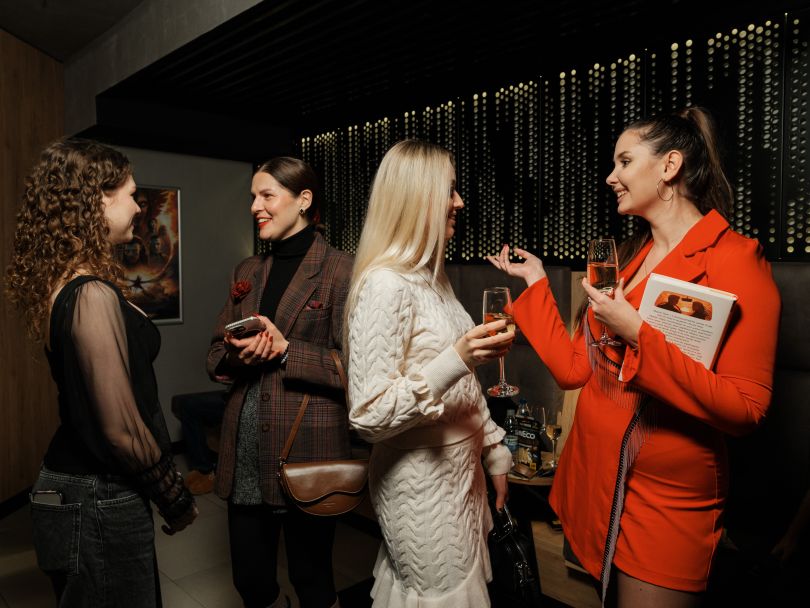 shkodujuchi za toboju dopremyernij pokaz filmu za romanom kollin guver 1dd70e6