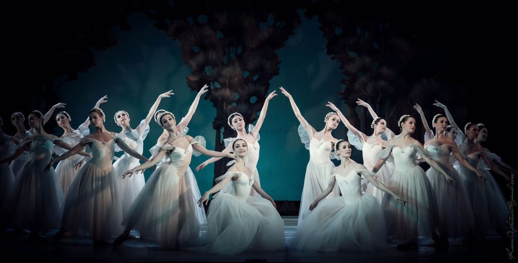 Сцена з вистави «Шопеніана». Фото Національна опера України