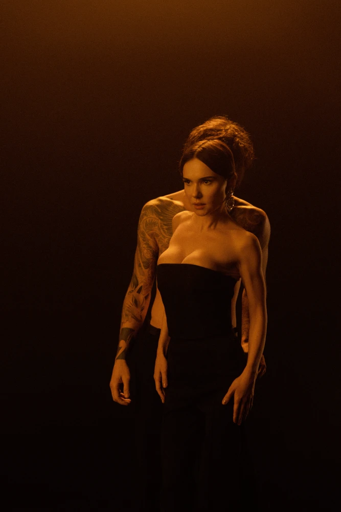 volodimir dantes prezentuvav trek v obijmah shho stav saundtrekom do erotichnogo trileru vsi vidtinki spokusi 8e95ad3