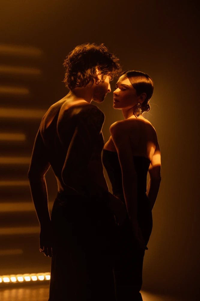 volodimir dantes prezentuvav trek v obijmah shho stav saundtrekom do erotichnogo trileru vsi vidtinki spokusi d8c0590