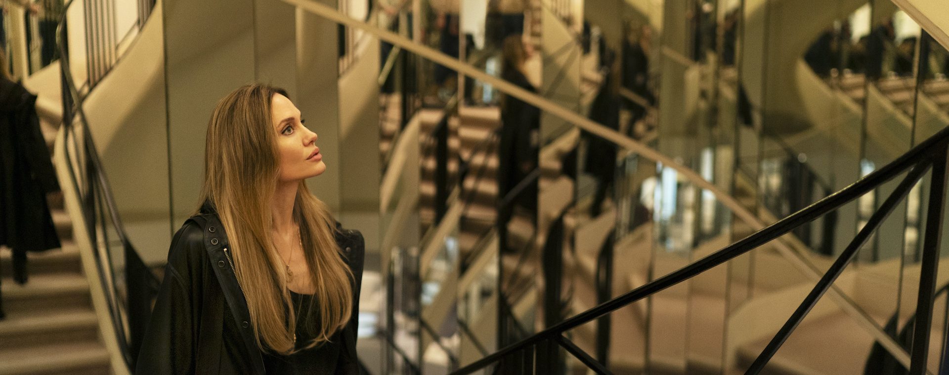 Анджеліна Джолі за лаштунками Chanel дивіться український трейлер гучної драми “Кутюр”