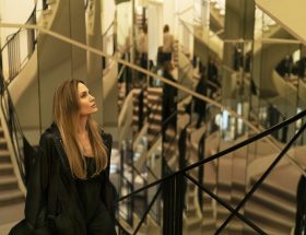 Анджеліна Джолі за лаштунками Chanel дивіться український трейлер гучної драми “Кутюр”