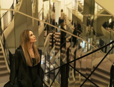 Анджеліна Джолі за лаштунками Chanel дивіться український трейлер гучної драми “Кутюр”