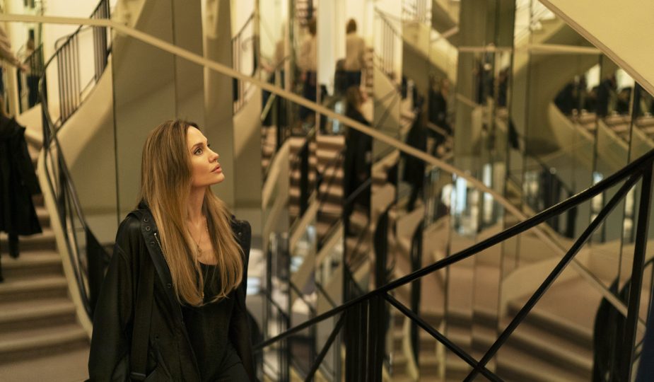 Анджеліна Джолі за лаштунками Chanel дивіться український трейлер гучної драми “Кутюр”
