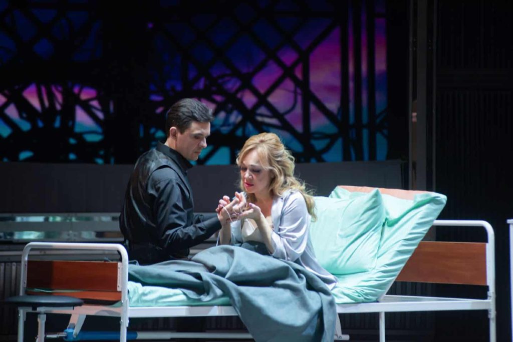 Лілія Гревцова та Дмитро Кузьмін у виставі Травіата”