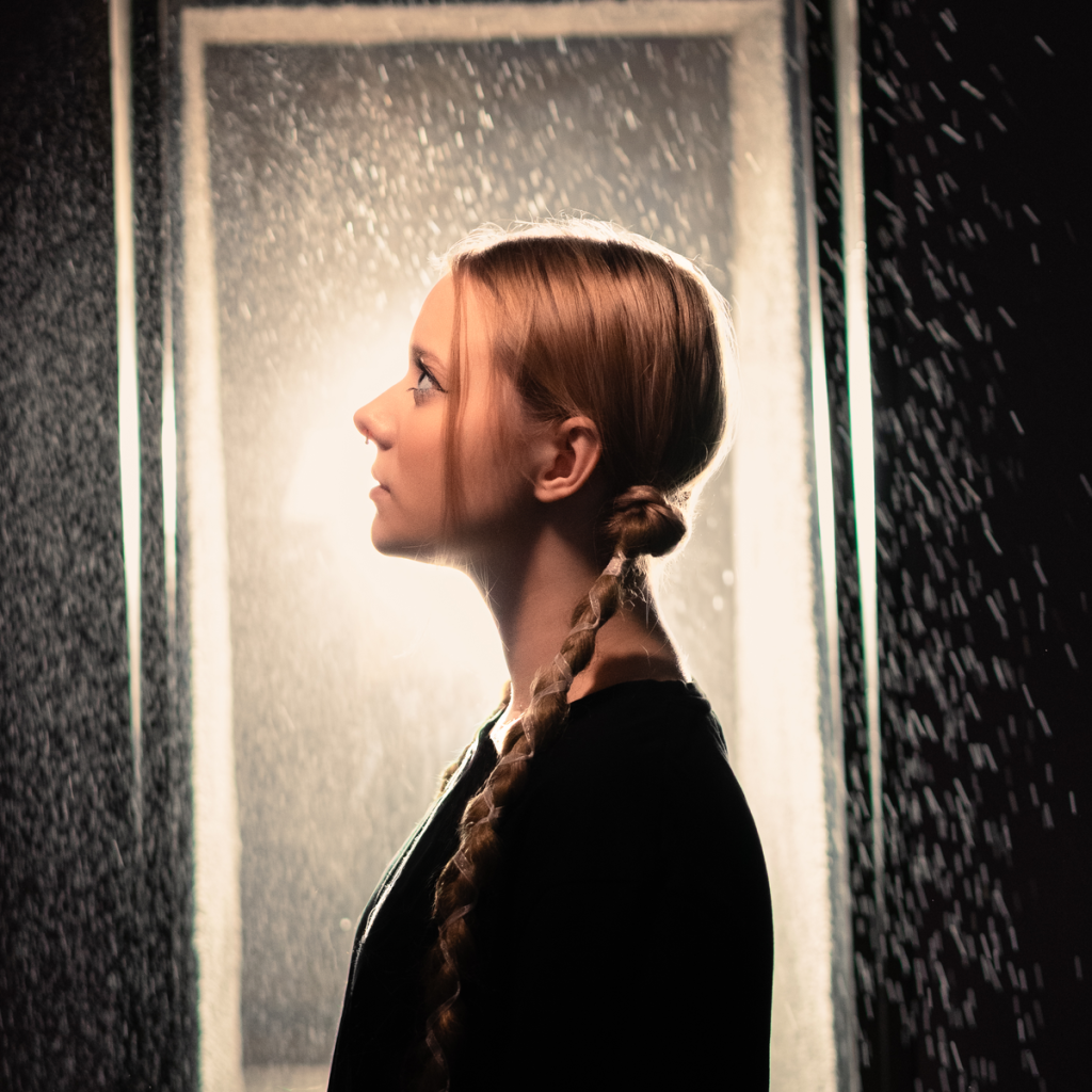 Povin’ нова пісня «Пил» фото співачки