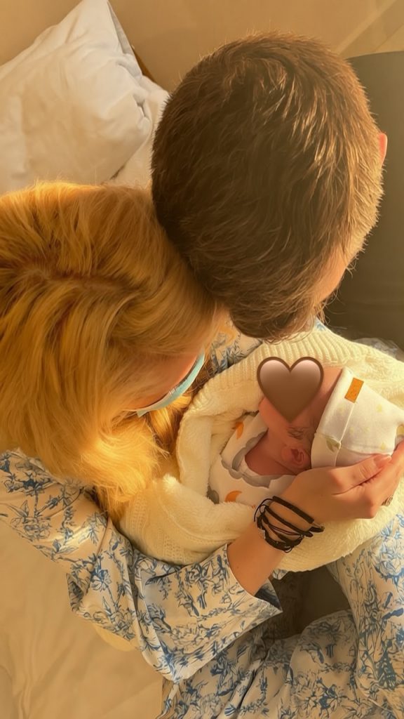 Аліна Гросу вперше стала мамою. Співачка народила сина в Україні та поділилася першими подробицями.