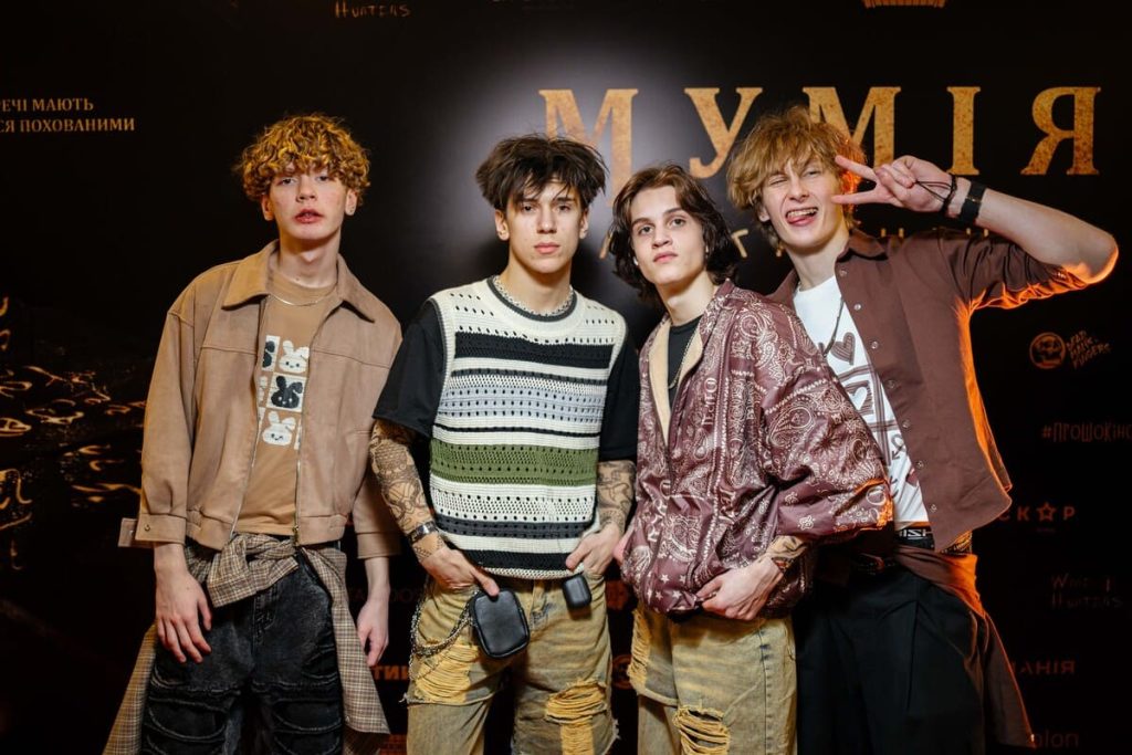 Гості позували фотографам перед початком показу фільму Мумія Лі Кроніна