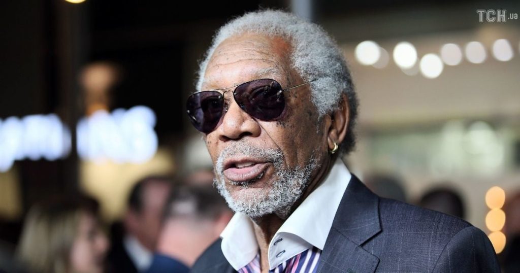 Морган Фрімен із золотими сережками Морган Фрімен із золотими сережками